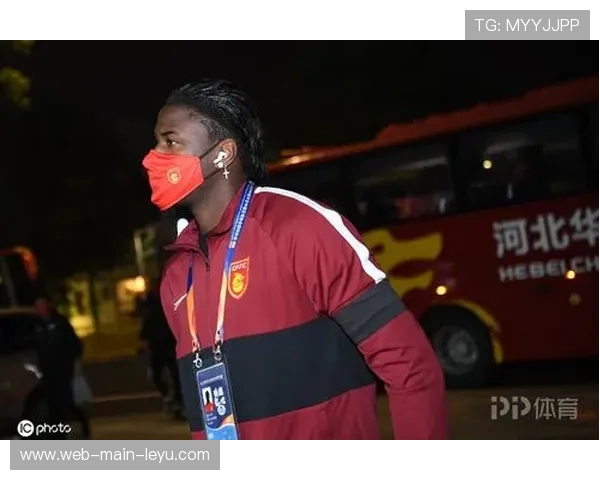 赛前全场默哀悼念法国足球名宿，球员臂戴黑纱出战