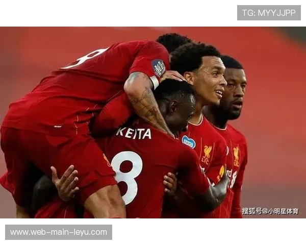 终场哨响瞬间，罗马球迷看台掀起红色浪潮