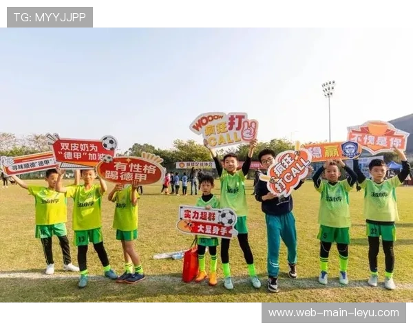 球迷雪中观赛热情不减，德甲氛围独特