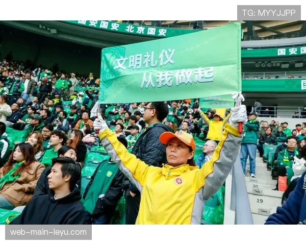 球迷看台展示巨幅TIFO,致敬球队本赛季稳固的防守表现
